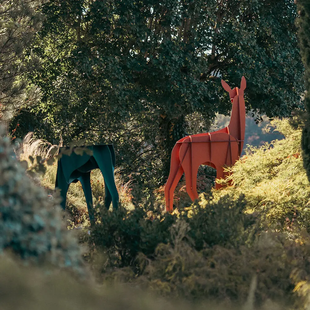 Console biche en extérieur dans un jardin, marque ibride